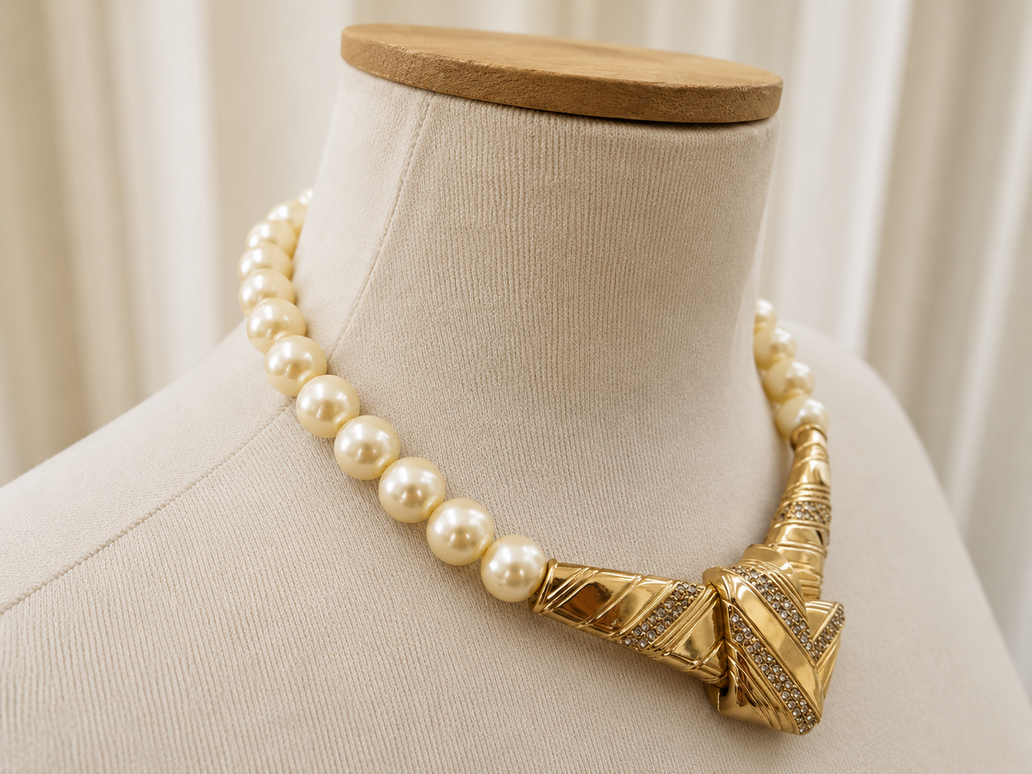 Vanity of New York Pearl & Rhinestone Necklace