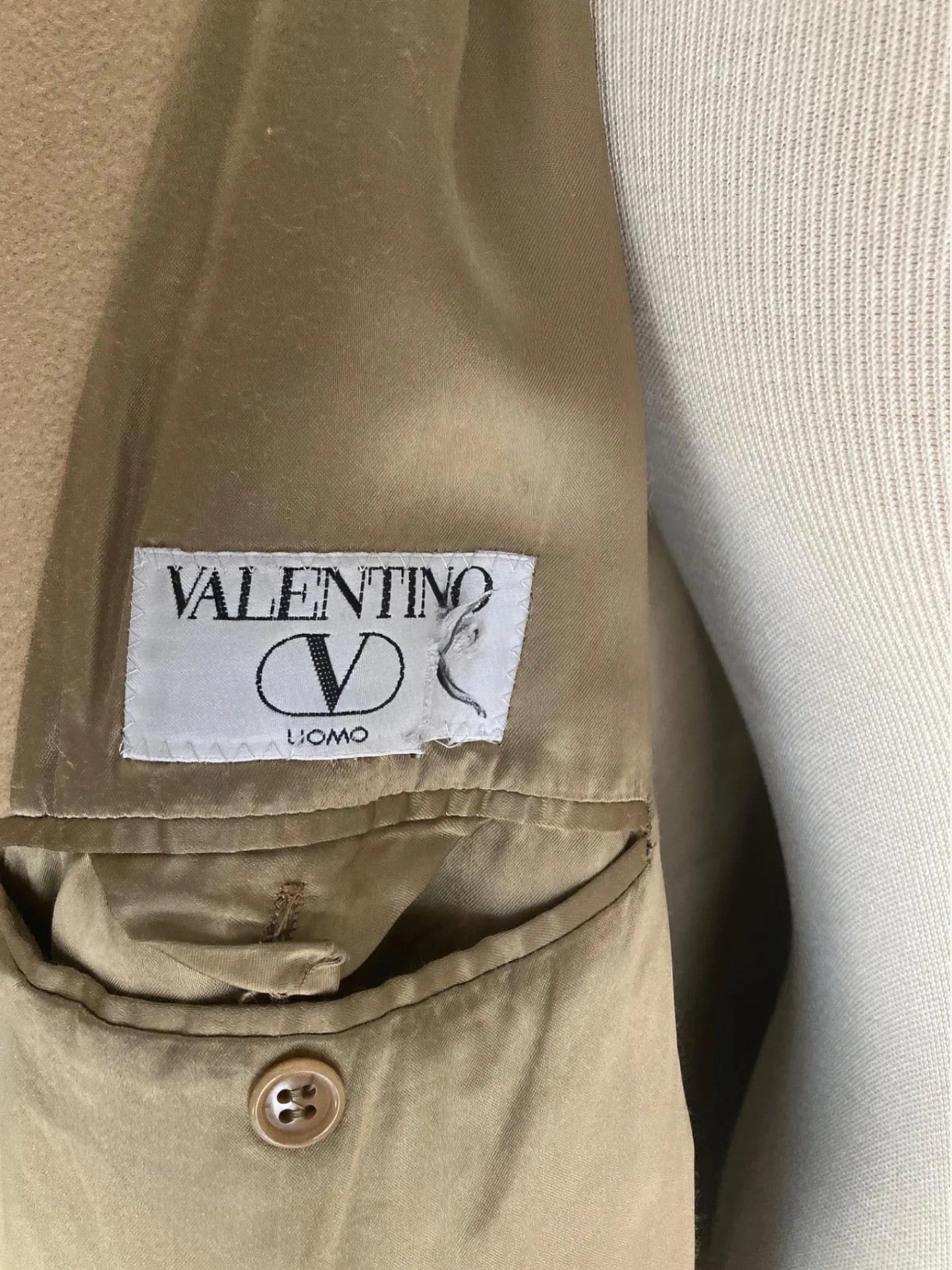 Anemoia Vestiaire vintage camel wool coat with Valentino Uomo label, double-breasted, oversized fit.