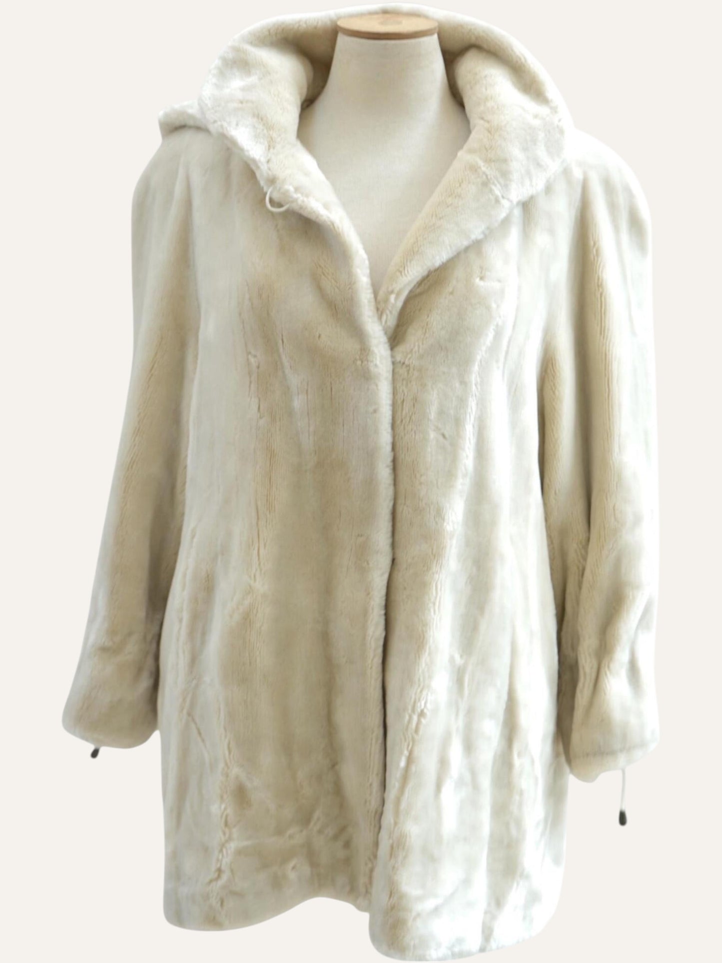 Anemoia Vestiaire ivory white faux fur coat with hood. Luxurious, soft vegan fur, mid-length, full closure, lined.