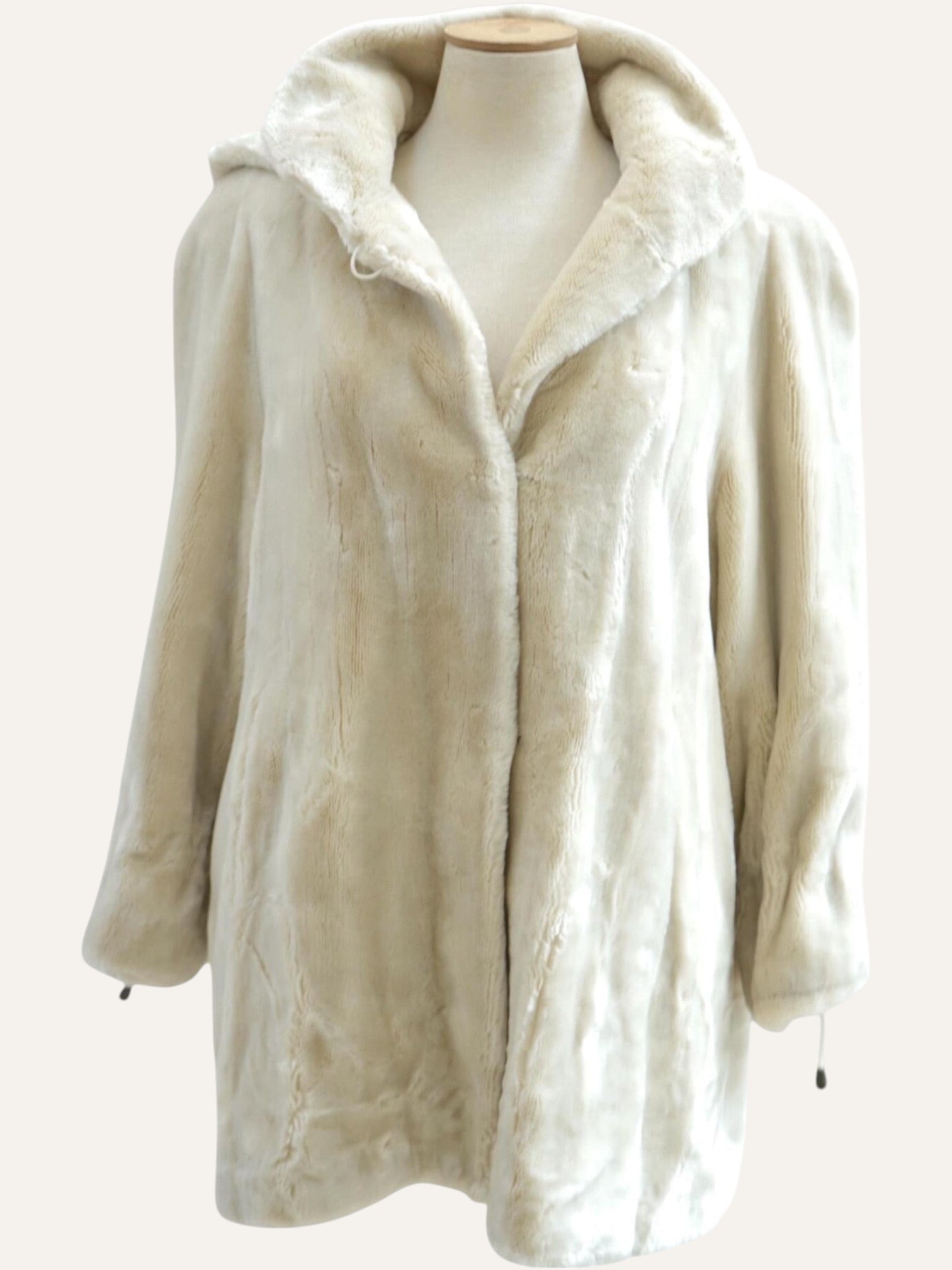 Anemoia Vestiaire ivory white faux fur coat with hood. Luxurious, soft vegan fur, mid-length, full closure, lined.