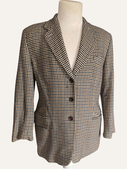 Houndstooth pattern blazer on a mannequin against a white background