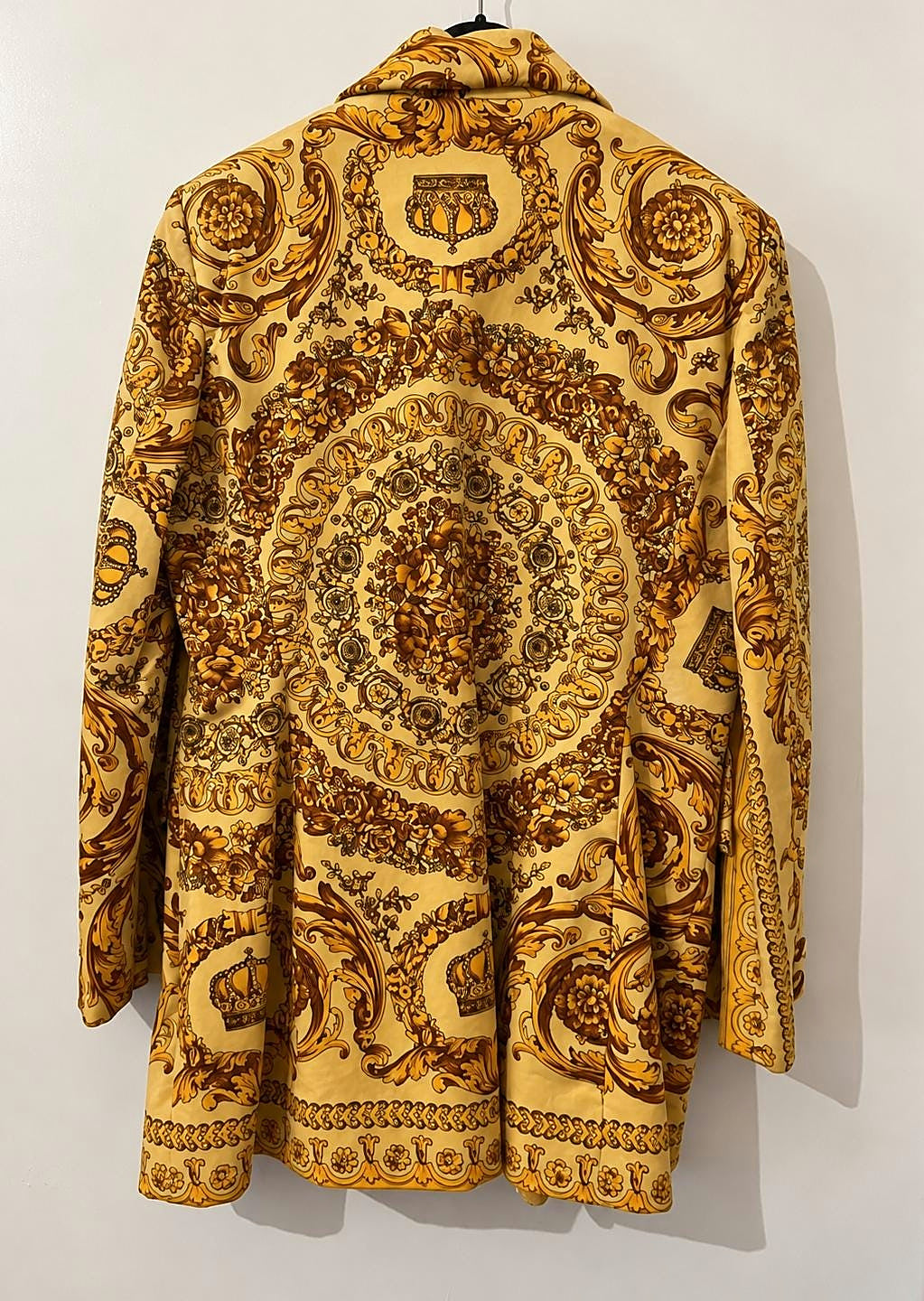 Back of the Kamosho Paris blazer with its symmetrical medallion composition